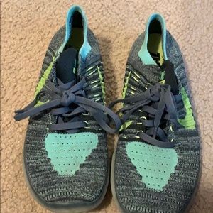 NIKE FREE RUN size 6!